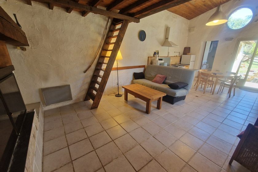 Le second espace de vie et l’escalier de la mezzanine