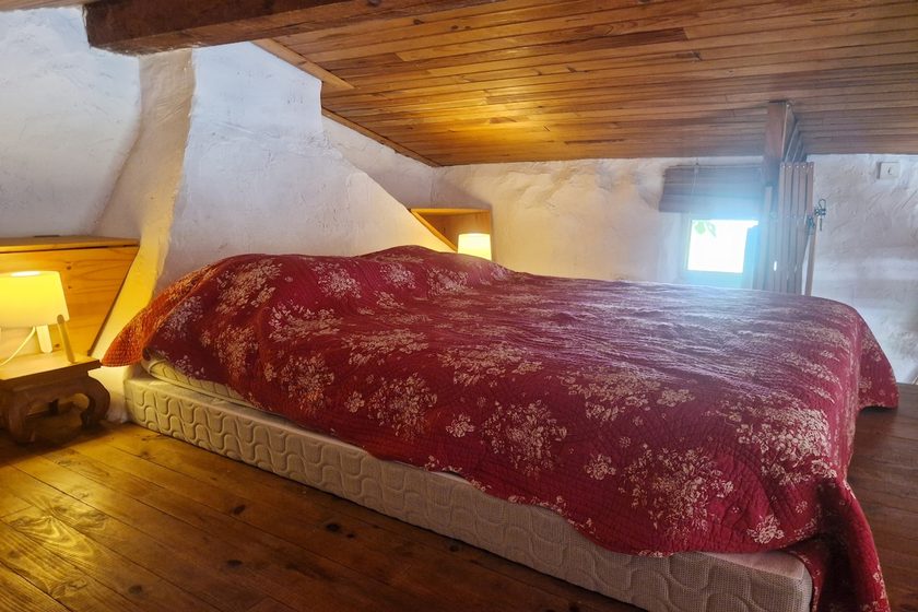 L’espace chambre, avec son lit double