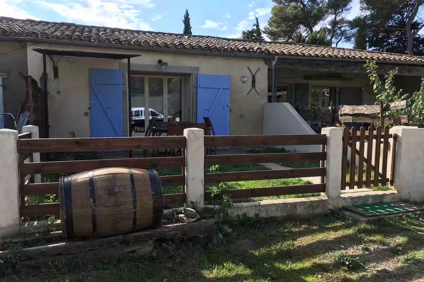 Le gîte Le Fournil, maison aux volets bleus