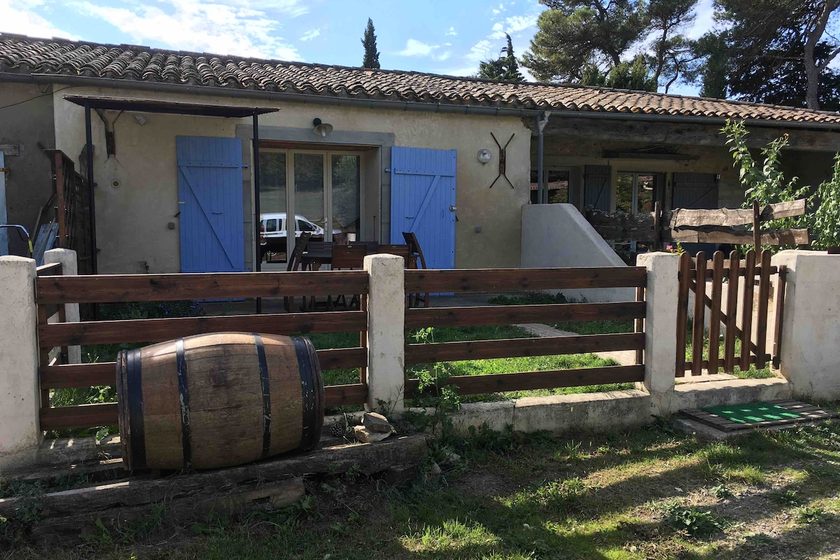 L’entrée du gîte et sa terrasse