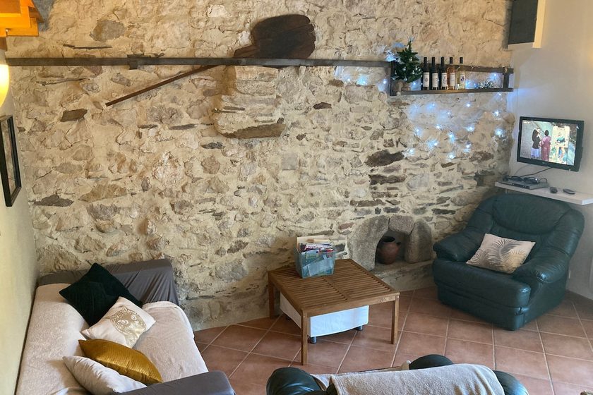 Le salon, murs en pierre apparente
