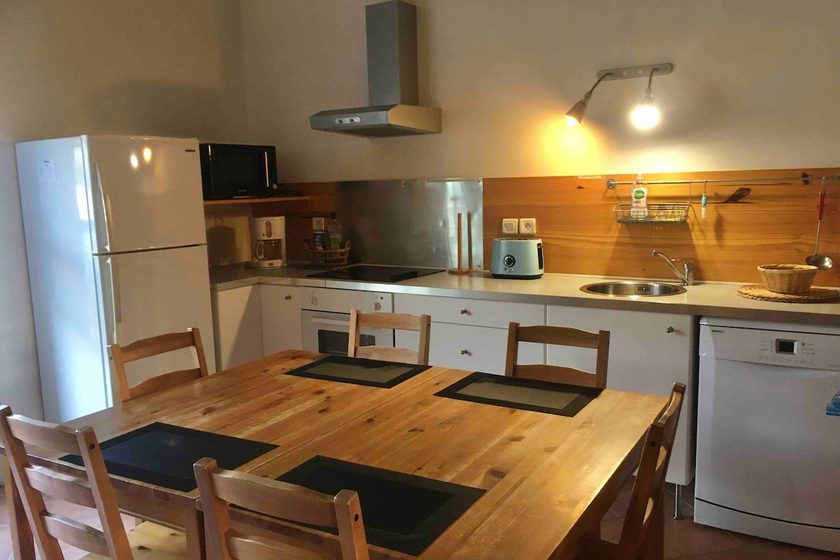 La cuisine et la grande table en bois