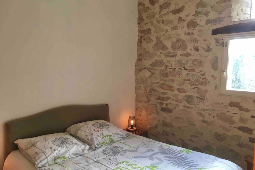 Une chambre avec lit en 140