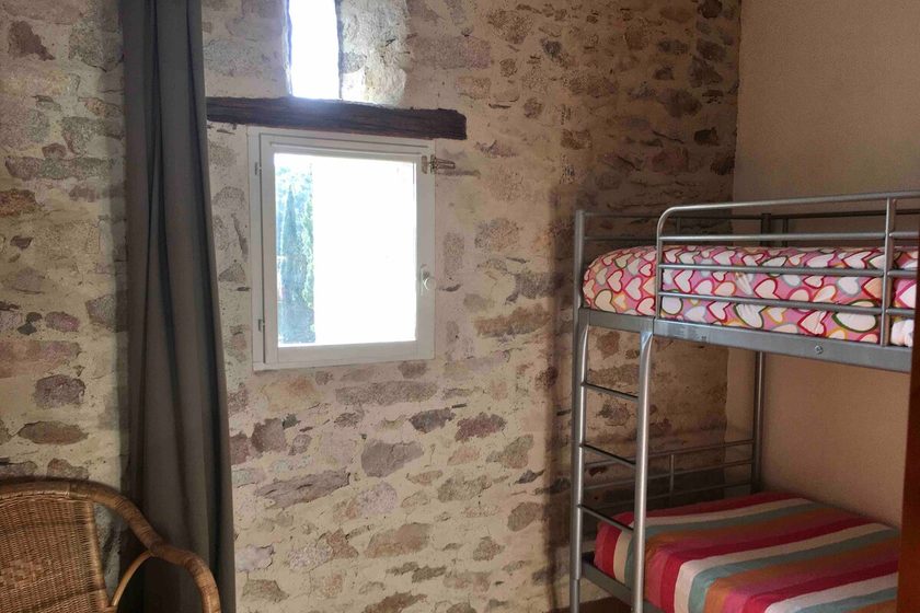 Une chambre avec deux lits en 90